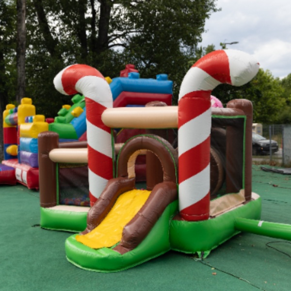 Piccolo castello gonfiabile con vasca asciutta con palline per bambini - Caramelle