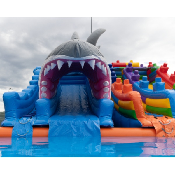 SET di scivoli d'acqua gonfiabili con piscina - squalo e mattoncini
