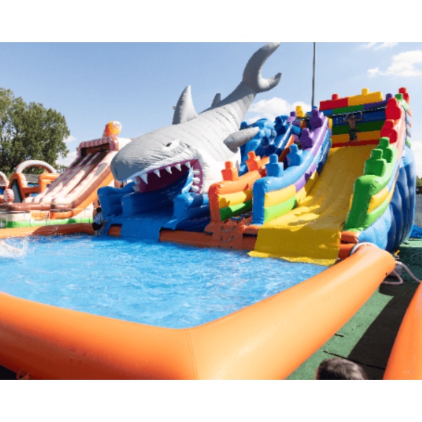 SET di scivoli d'acqua gonfiabili con piscina - squalo e mattoncini